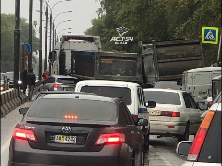 В Новосибирске автомобилисты застряли в громадной пробке на Мочищенском шоссе