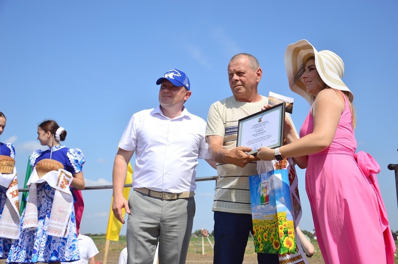 В Новопокровском районе День урожая отпраздновали скачками, конкурсами и песнями