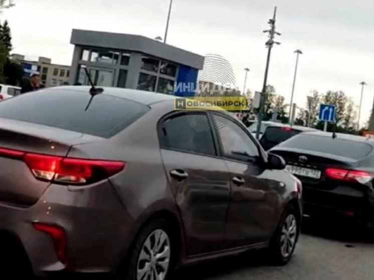 В новосибирском аэропорту на выезде с парковки возникла пробка из-за новых правил