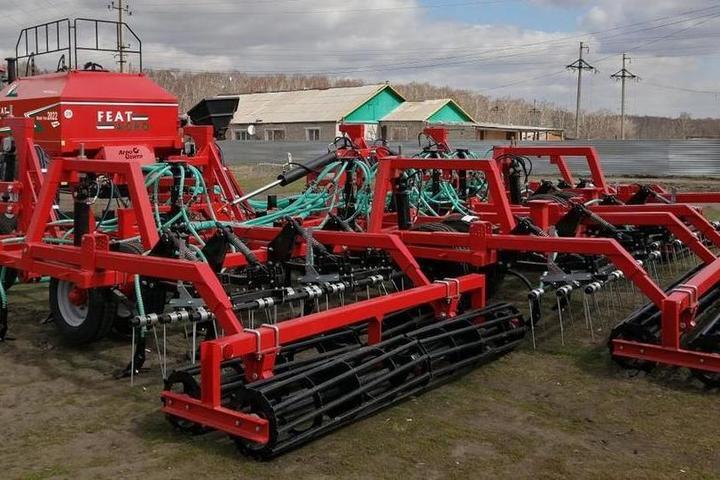 Поля ЛНР обрабатывает сельскохозяйственная техника Алтайского края