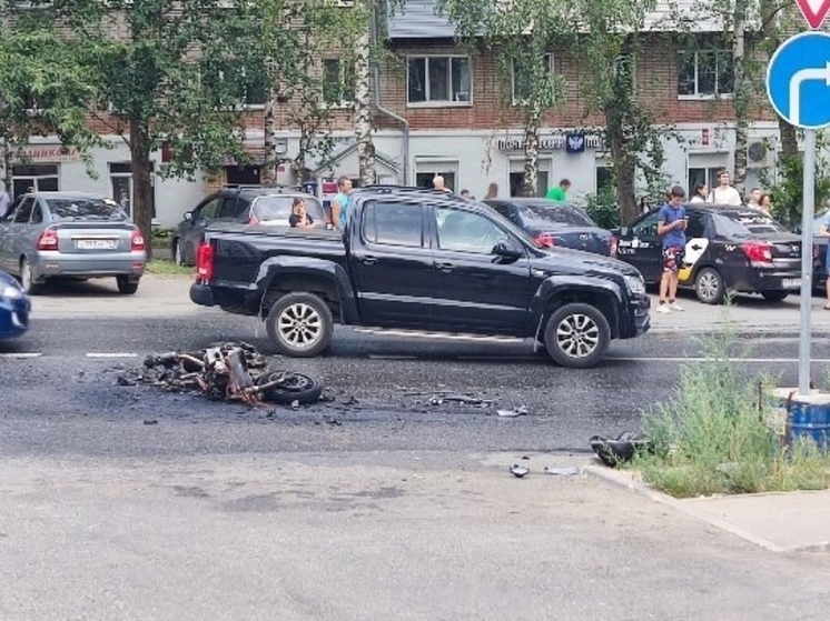 В Ижевске после столкновения на улице Тверская загорелся мотоцикл