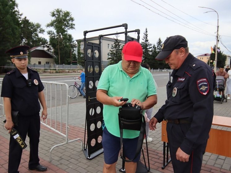 В праздничные дни правопорядок охраняли 300 полицейских Тувы