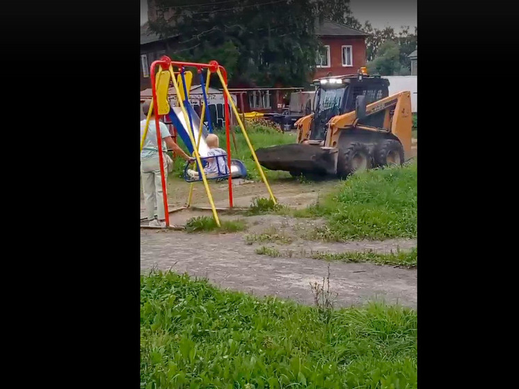 Рабочая техника ездила рядом с детьми на детской площадке в Петрозаводске