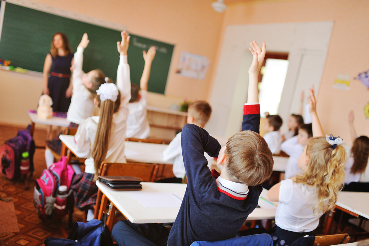 Like school. Праздник в школьном классе с собранными партами. Урок в премиум школе. Фото 1 класса где молодой учитель у доски и класс видно. Фотографии с учебным реквизитом фотосессия для педагога.