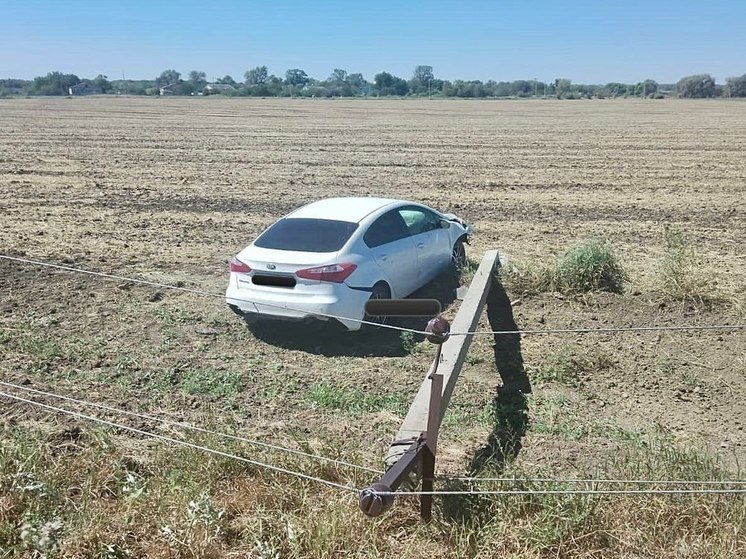 В Новоалександровском округе лихачка-автоледи на большой скорости перевернулась в кювет