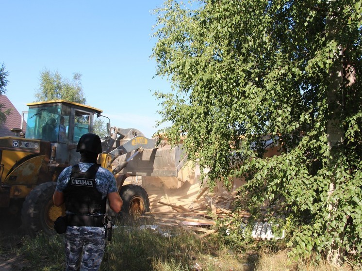 В Перми под контролем судебных приставов снесли 16 самовольно построенных домов