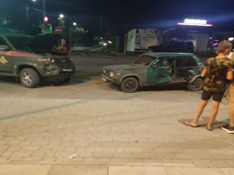 В Миллерово возле аллеи легковушка столкнулась с машиной военной полиции