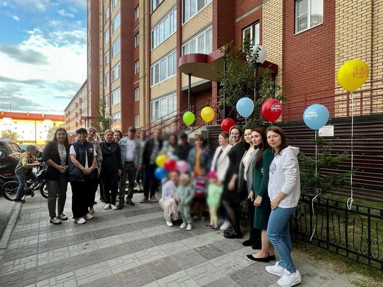 Полетит домой проведать маму: в Салехарде жильцы многоэтажек с шариками и тортом поздравили дворника с днем рождения