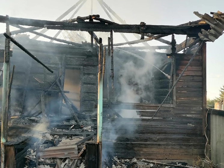 Под Астраханью полностью сгорел дом