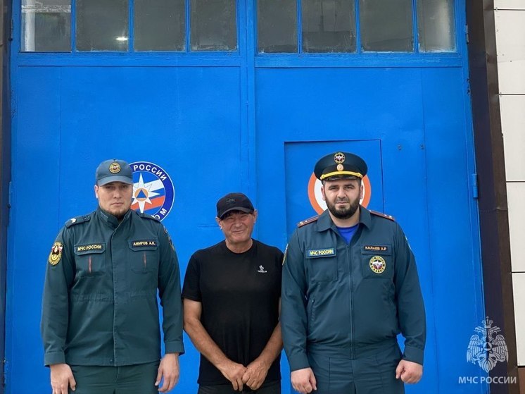 В Чечне отдыхающие на озере спасатели вытащили из воды тонущего мужчину