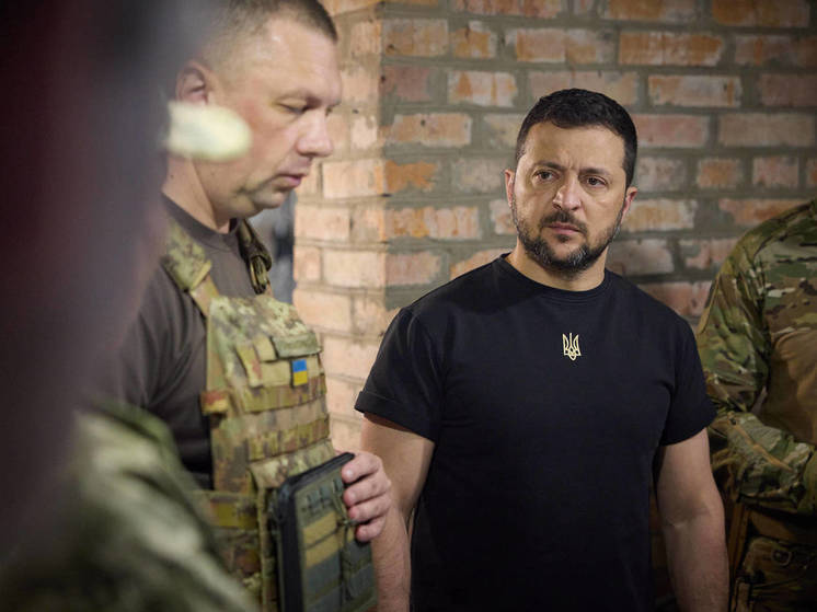 Зеленский подписал законы о продлении военного положения и мобилизации на Украине