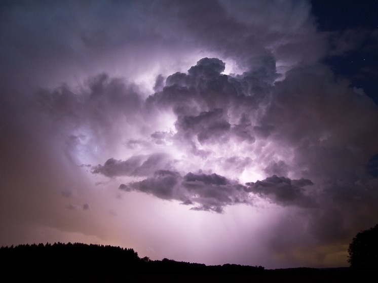 Россияне ночью массово звонили в полицию, приняв грозу за обстрел