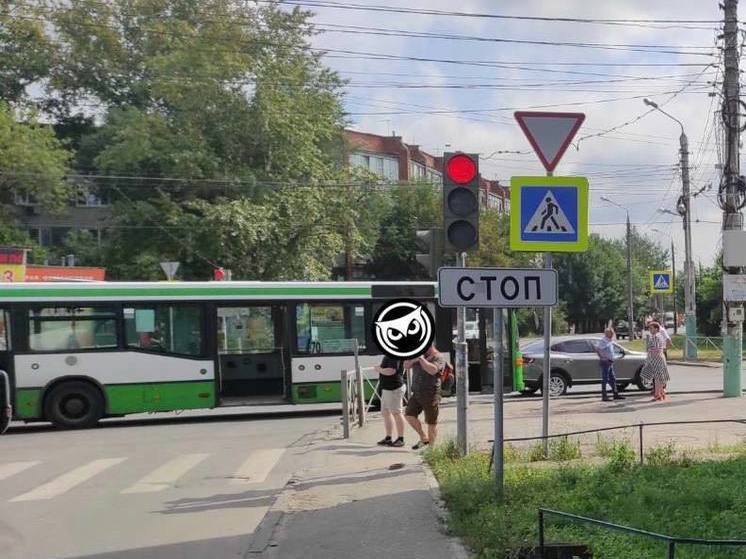 В Пензе автобус протаранил внедорожник