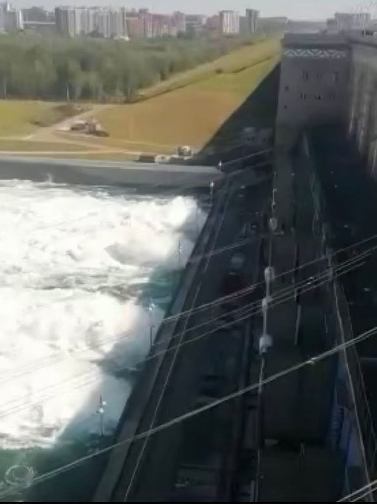 Сбросы воды через плотину ГЭС в Иркутске снизили