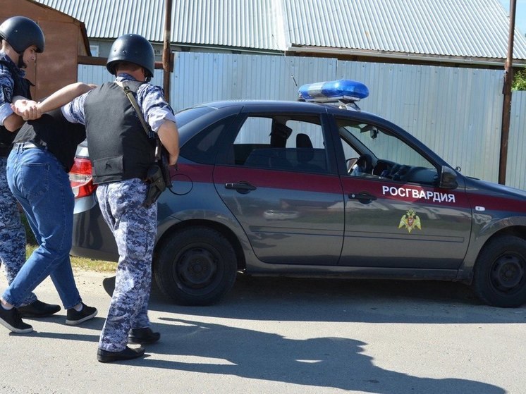 Пензенец из ревности разбил стеклянную витрину в магазине