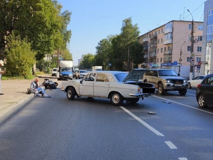 В Твери «Волга» попала в ДТП с мотоциклистом без экипировки