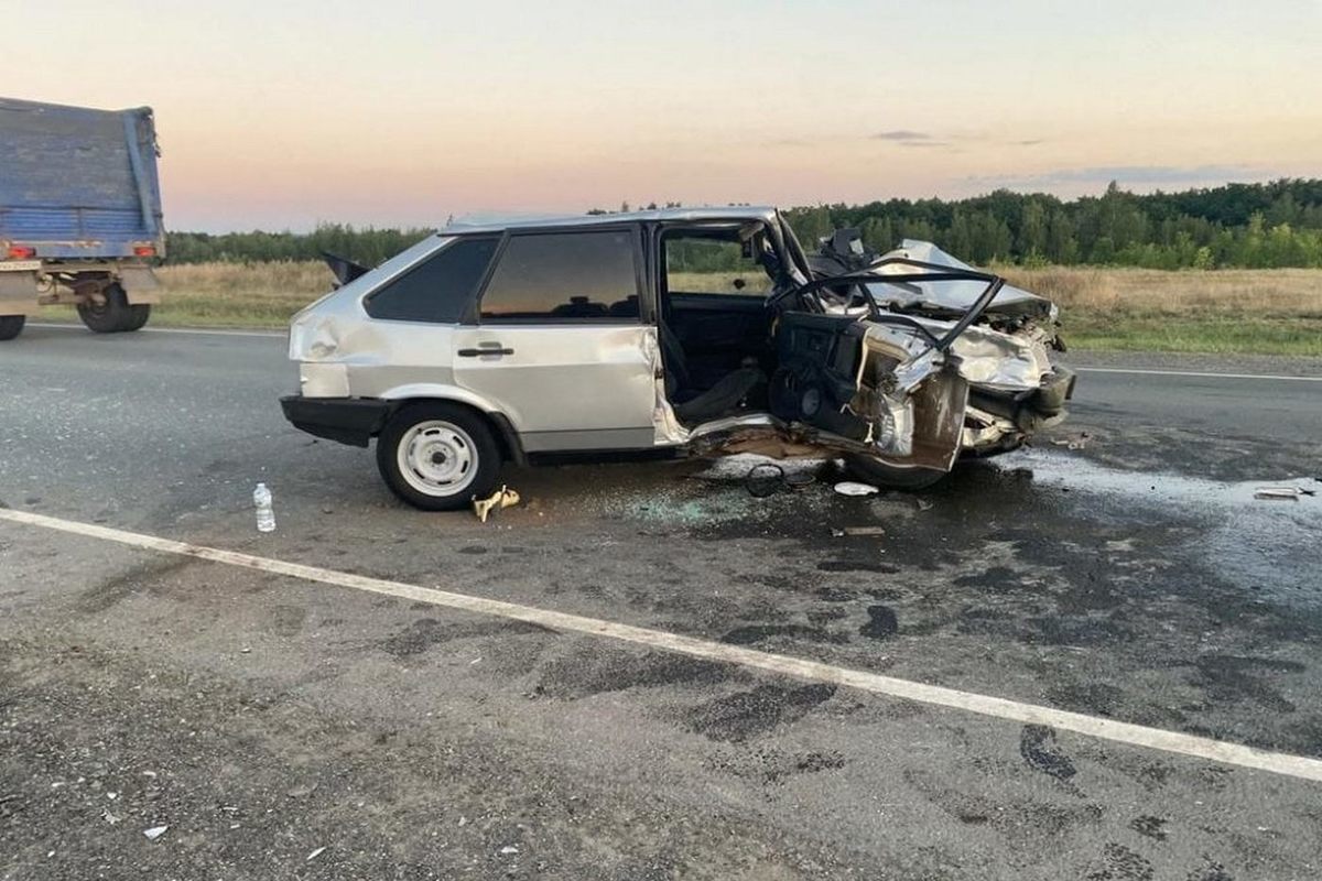 В аварии под Татищево разворотило легковой автомобиль - МК Саратов