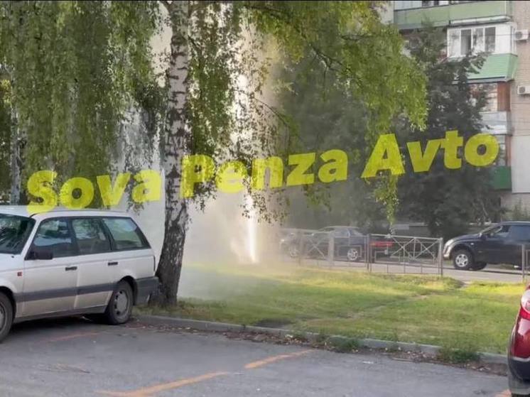 В Пензе прорвало трубу на улице Захарова