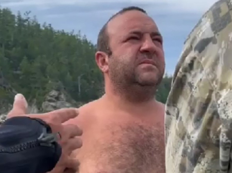 Российский депутат таранил катером краснокнижных китов