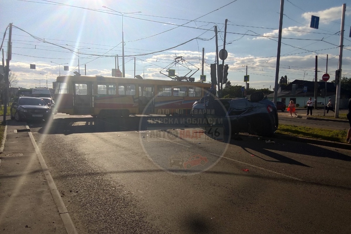 В Курске Бойцов 9-й дивизии в ходе ДТП с трамваем перевернулась легковушка