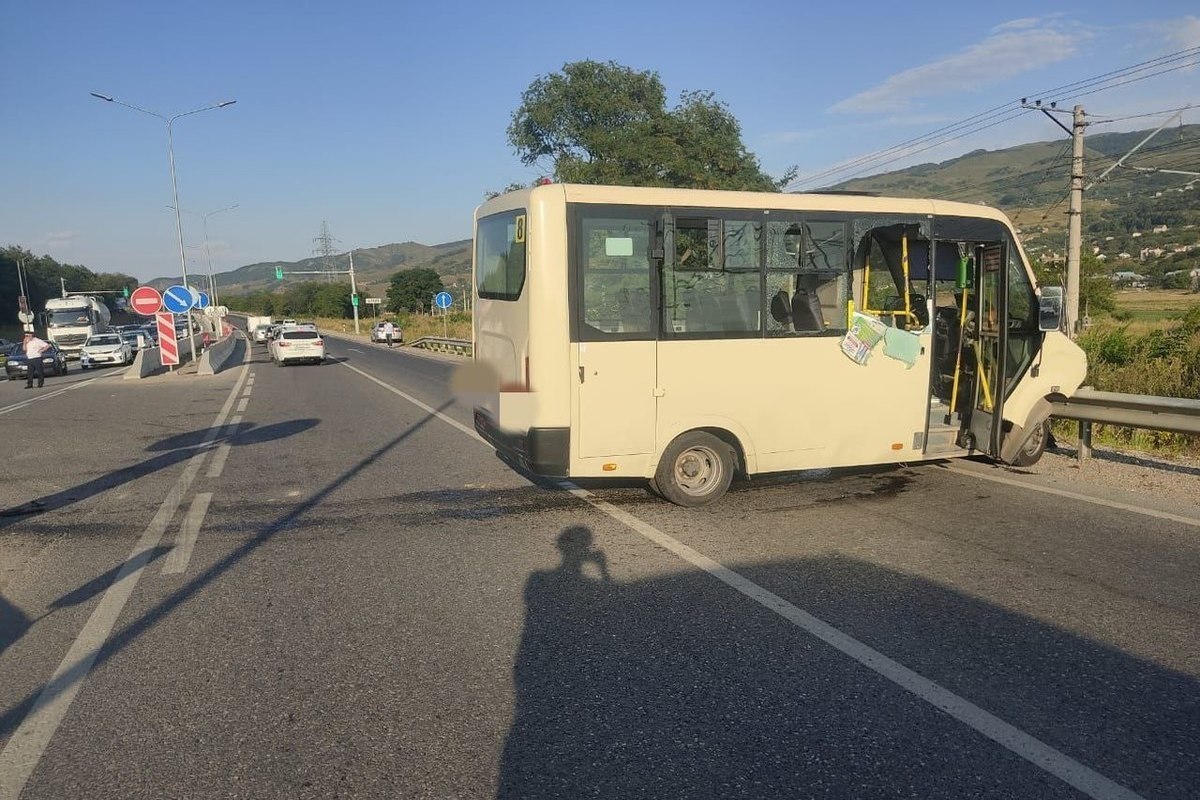 ГИБДД: в аварии с маршруткой в Кисловодске пострадали три человека - МК  Ставрополь (Кавказ)