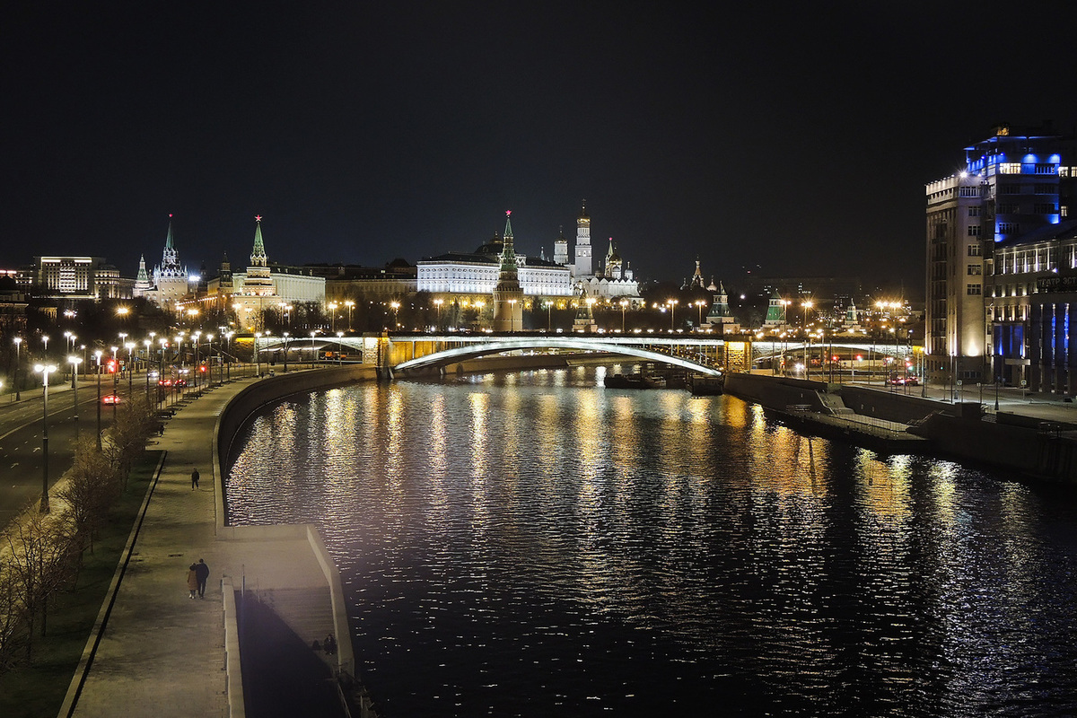 Игран москва. Арбат на Патриарших. Дома на новом Арбате с Патриаршего моста. Березки на крыше у Патриаршего моста в Москве.