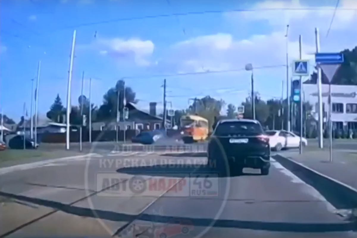 В соцсетях опубликовали видео с моментом ДТП с трамваем в Курске