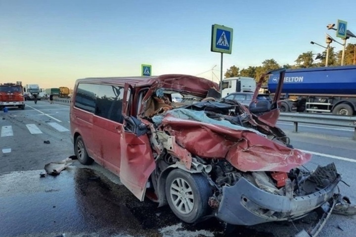 В ДТП с грузовиком в Ростовской области женщина погибла и пятеро пострадали