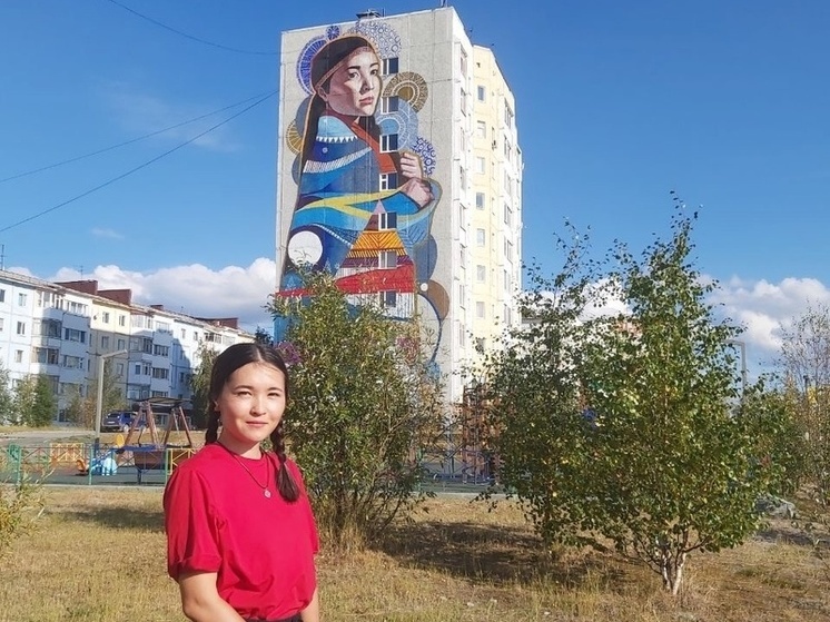 В Надыме на фасаде многоэтажки нарисовали портрет ненецкой девушки
