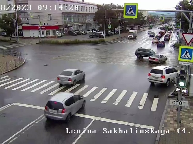 Водитель кроссовера устроил ДТП на перекрестке в Южно-Сахалинске