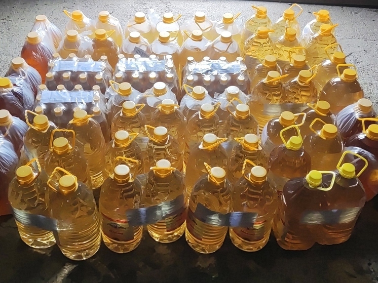 Алтайские таможенники перехватили на границе 900 литров контрафактного подсолнечного масла