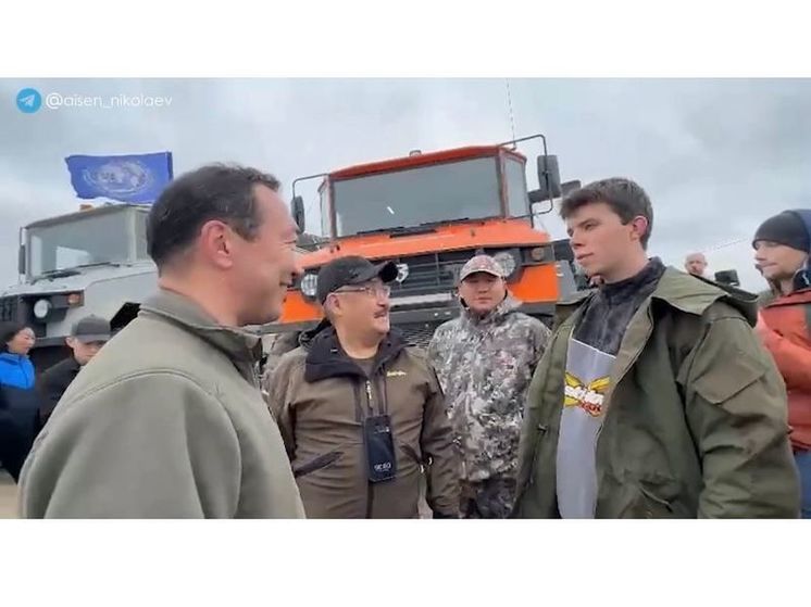 Экспедиция по доставке грузов добралась до села Оленек Оленекского района Якутии
