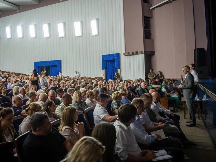 На встречу с врио губернатора с жителями Ленинского и Промышленного районов пришло более 800 человек