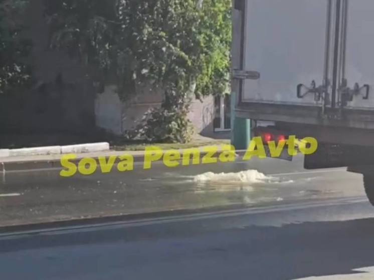 В Пензе на открытой после ремонта улице Суворова образовался зловонный фонтан