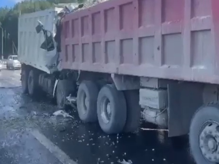 Под Ангарском столкнулись 9 грузовиков