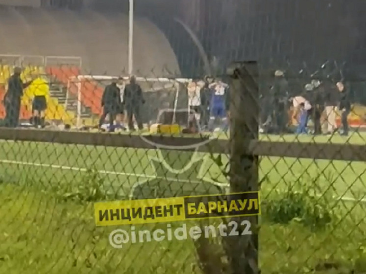 Соцсети: ОМОН задержал футболистов во время матча в Барнауле