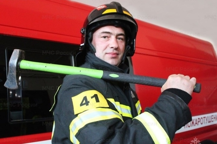 Костромские пожарные устроили фотосет с топором