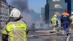 В Новороссийске огонь охватил склад деревянных поддонов: видео