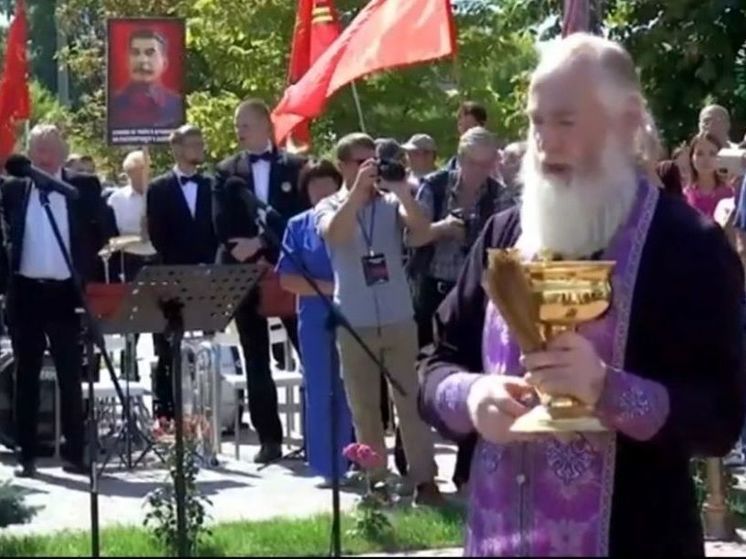 Освятивший памятник Сталину российский священник попал под служебную проверку
