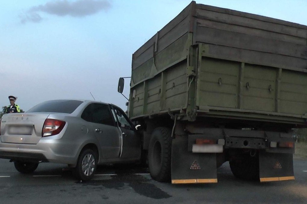В Пензенской области легковушка с детьми влетела под грузовик