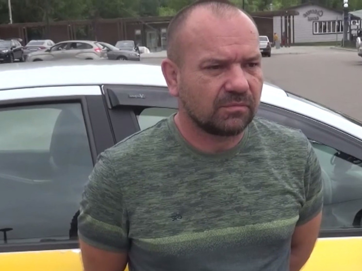 Таксиста, который спас пенсионерку от мошенников, наградили в Подмосковье