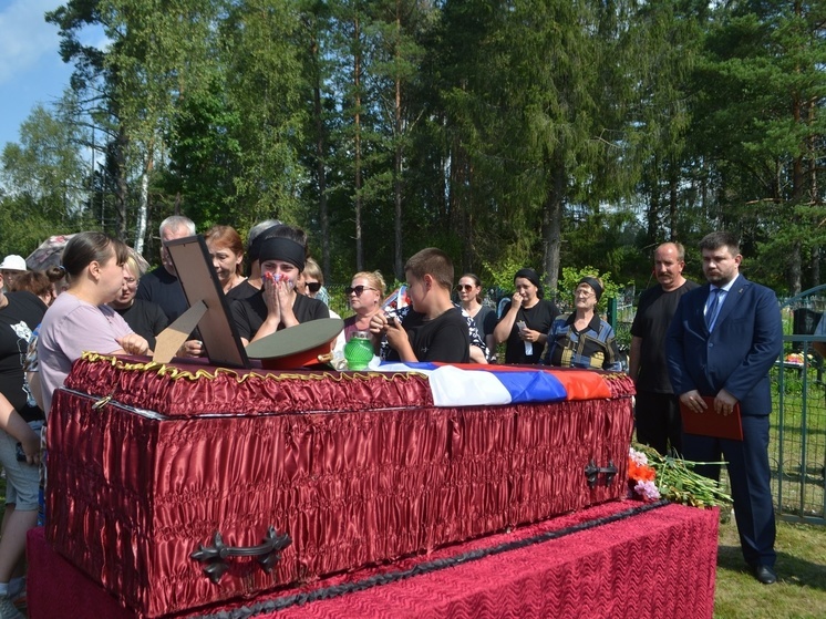 С убитым на СВО Николаем Кузьминым простились в Тверской области