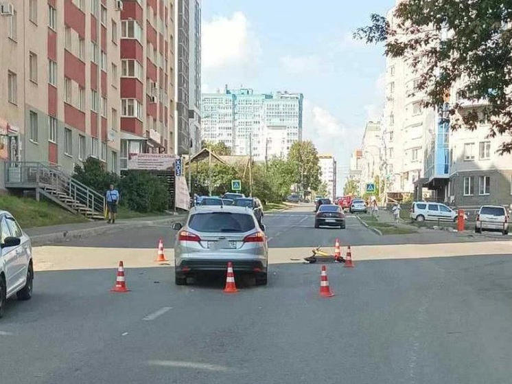 В Ижевске столкнулись автомобиль Форд Фокус и электросамокат