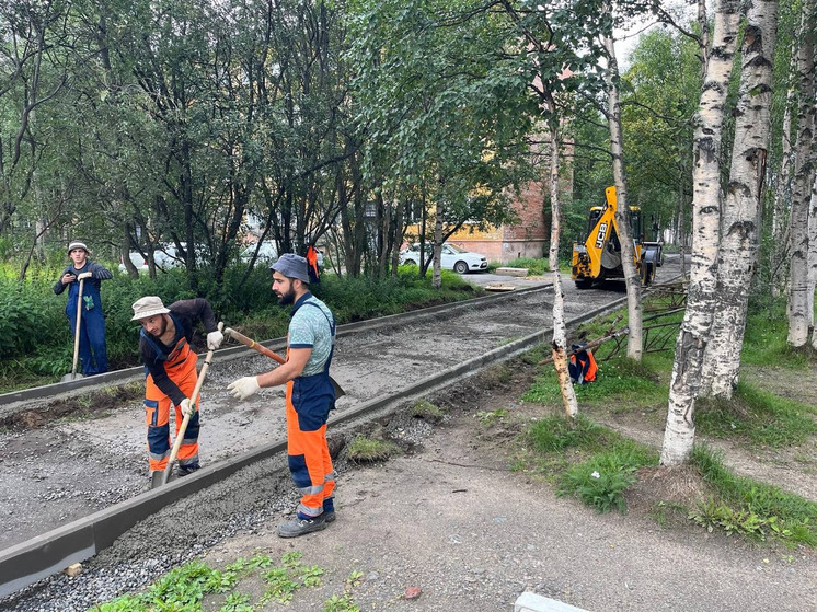 В Оленегорске активно ремонтируют тротуары