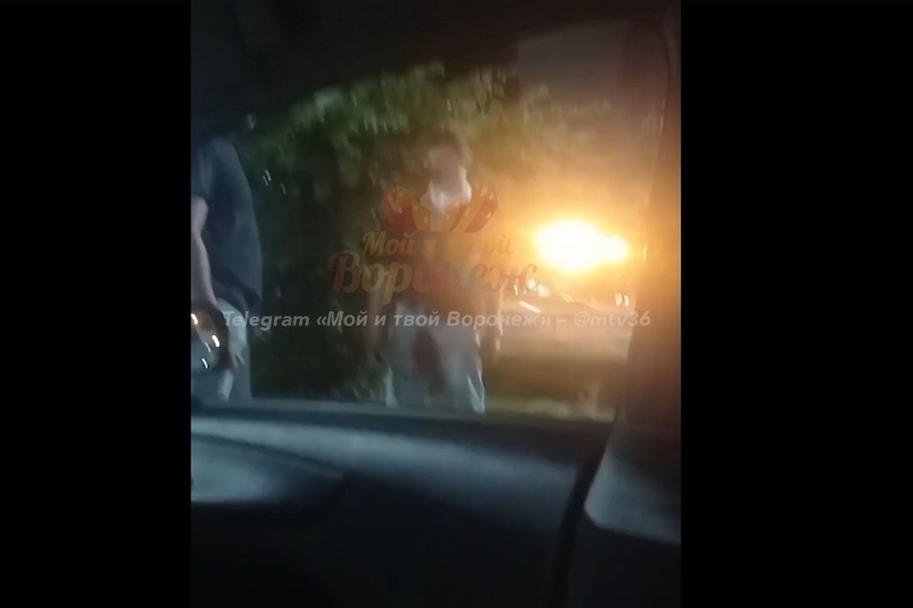 В Воронеже окровавленный мужчина кидался на прохожих и пытался проникнуть в чужую машину