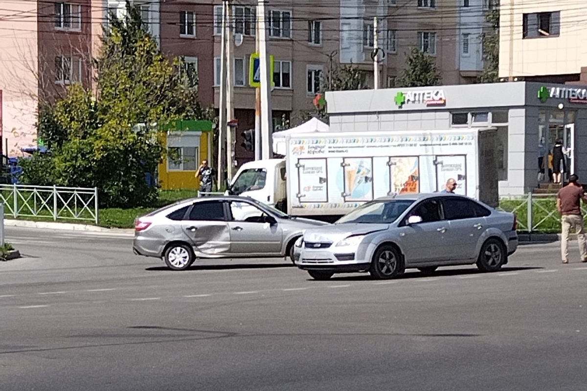 В Курске на проспекте Клыкова столкнулись две легковушки