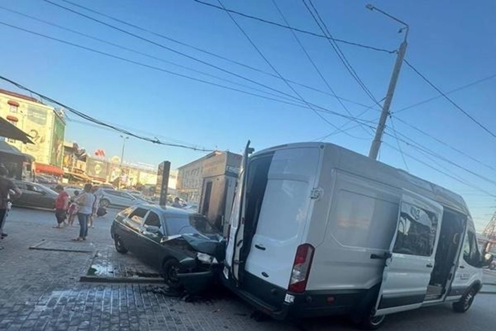 В Ростове-на-Дону в массовой аварии водитель авто сбил пешехода