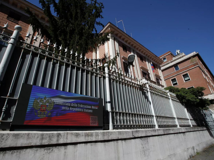 Посольство России в Риме обвинило итальянские СМИ в героизации боевиков "Азова"