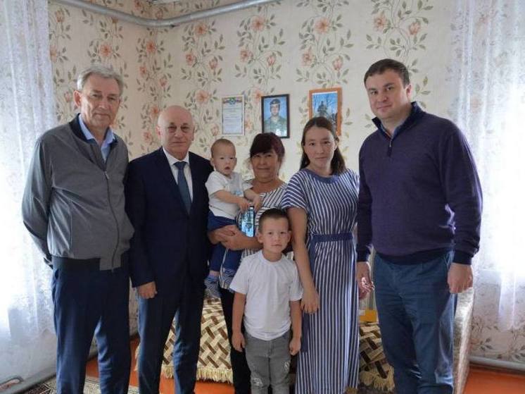 Глава Омской области Хоценко и спикер облпарламента Артёмов встретились с семьёй участника СВО