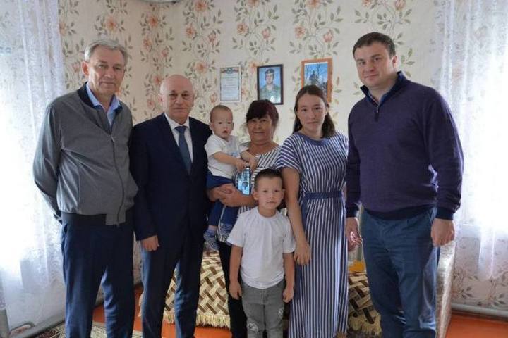 Глава Омской области Хоценко и спикер облпарламента Артёмов встретились с семьёй участника СВО